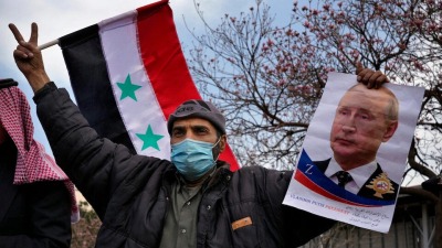 سوري يتظاهر أمام مقر الأمم المتحدة ببيروت دعماً للغزو الروسي لأوكرانيا