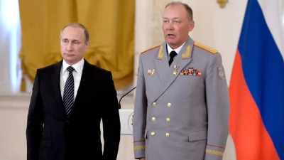 فلاديمير بوتين برفقة ألكساندر دفورنيكوف في موسكو عام 2016