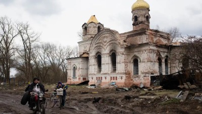 كنيسة تحولت بعد تدميرها إلى قاعدة عسكرية روسية في بلدة لوكاشيفكا الأوكرانية