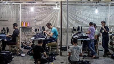 عمال سوريون في إحدى ورشات الخياطة في تركيا (انترنت)