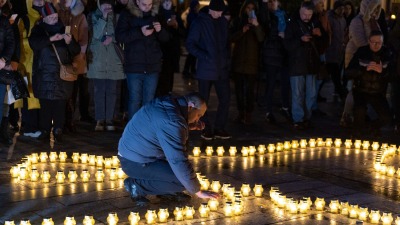 أشخاص يشعلون الشموع في وقفة احتجاجية تضامناً مع ضحايا ليفيف بأوكرانيا بسبب العدوان الروسي في 5 نيسان 2022