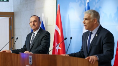 وزير الخارجية الإسرائيلي يائير لابيد إلى جانب وزير الخارجية التركي مولود جاويش أوغلو (وكالة الأناضول)