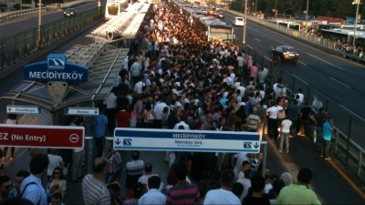 istanbul-metrobus-kalabalik.jpg