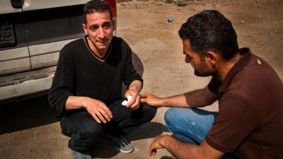 اللاجئ السوري أحمد سبسبي يبكي خسارة أسرته في حادثة غرق المركب بطرابلس اللبنانية