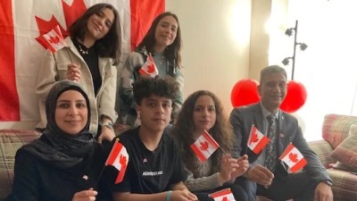 أسرة حميدي السورية بعد وصولها إلى كندا في عام 2017، وتظهر لينا حميدي في الخلف إلى اليسار