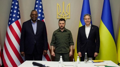 وزيرا الدفاع والخارجية الأميركيين برفقة رئيس أوكرانيا فولوديمير زيلينسكي في نيسان 2022