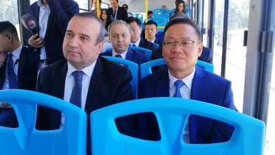 وزير الإدارة المحلية في حكومة النظام، حسين مخلوف والسفير الصيني فنغ بياو من داخل أحد الباصات (الوطن)