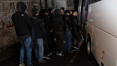 لاجئون معتقلين في إسطنبول (HaberTürk)