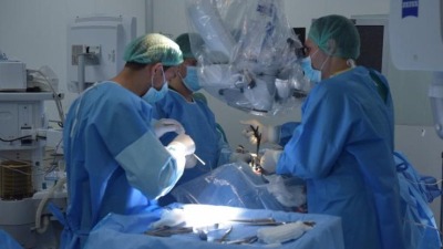 صورة لعدد من الأطباء في غرفة عمليات