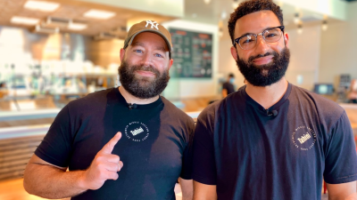 السوري مودي (إلى اليسار) والمصري أسامة (إلى اليمين) مؤسسا مطعم طحينة في سان دييغو