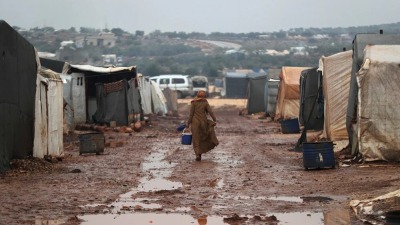 نازحة تسير في مخيم كفر عروق في الشمال السوري 