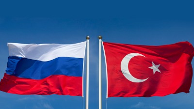 العلم التركي إلى جانب العلم الروسي