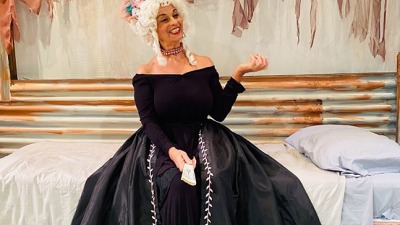 هوفمان تؤدي دور ماري أنطوانيت في مسرحية: (ليست ثورتي)