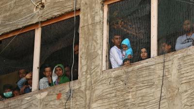 لاجئون سوريون يقيمون في مبنى قيد الإنشاء في صيدا اللبنانية