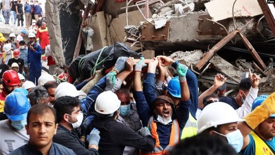 أثناء انتشال ضحايا انهيار مبنى في مدينة عبادان جنوب غربي إيران (فارس)
