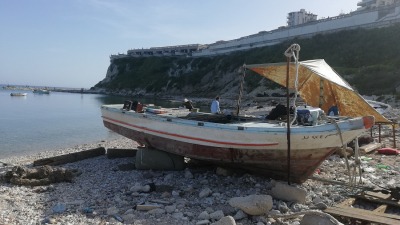 مراكب الصيادين على شاطئ اللاذقية (اندبندنت عربية)