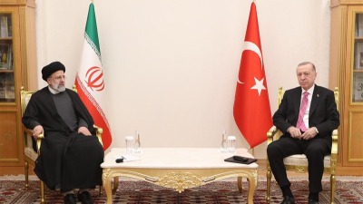 الرئيس التركي رجب طيب أردوغان إلى جانب الرئيس الإيراني إبراهيم رئيسي (وسائل إعلام تركية)