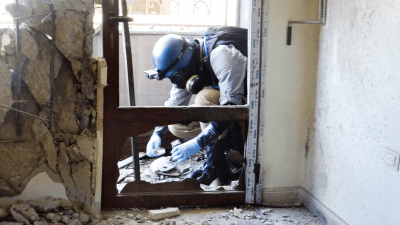 جمع عينات للتحقيق بهجوم الأسلحة الكيماوية في الغوطة الشرقية - أ ف ب 