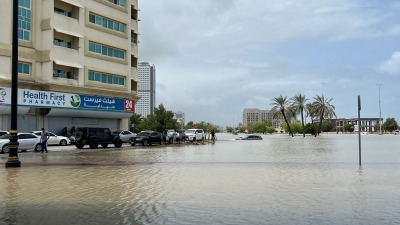 مياه السيول تغطي منطقة في إمارة الفجيرة في صورة يوم الخميس (رويترز)
