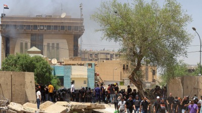 لحظة اقتحام المتظاهرين لمبنى البرلمان العراقي في المنطقة الخضراء في بغداد (رويترز)