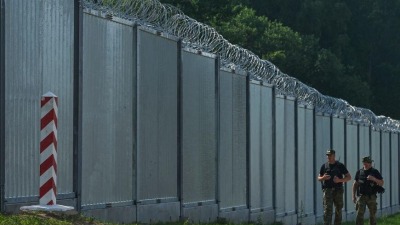 خفر الحدود البولندي وهو يحرس الجدار المشيد على الحدود مع بيلاروسيا- تاريخ الصورة: 30 حزيران 2022 - المصدر: هيومان رايتس ووتش