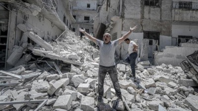 منازل مدمرة من جراء قصف النظام السوري وروسيا (الأناضول)