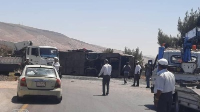 عناصر الشرطة حول البولمان في موقع الحادث (وزارة النقل التابع للنظام السوري)