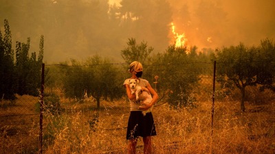 الحرائق في اليونان (رويترز)