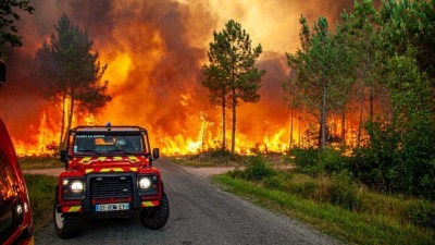 حريق بأحد غابات فرنسا (رويترز)
