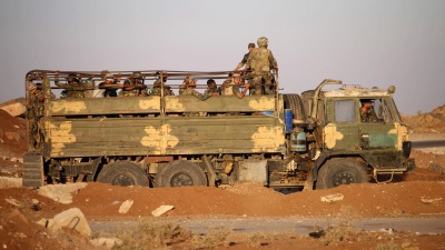 مجموعة من جيش النظام داخل سيارة عسكرية