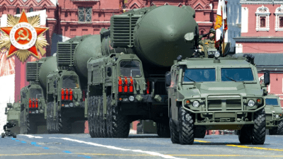 صواريخ باليستية خلال استعراض عسكري وسط موسكو 
