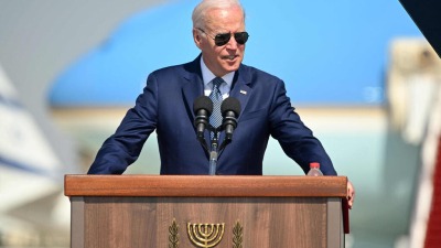 الرئيس الاميركي جو بايدن يلقي كلمة خلال استقباله في مطار بن غوريون الدولي بإسرائيل، 13 تموز/يوليو 2022 (يديعوت أحرونوت))