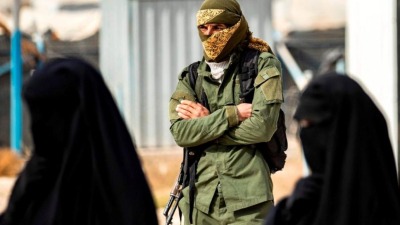 عنصر من قوات سوريا الديمقراطية في مخيم الهول