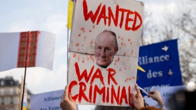 لافتة في إحدى المظاهرات كتب عليها: "بوتين مجرم حرب" - المصدر: الإنترنت 