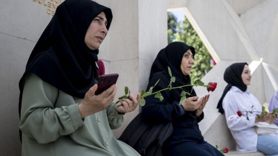 نساء تركيات يتلون الفاتحة على أرواح ضحايا الإنقلاب (الأناضول)