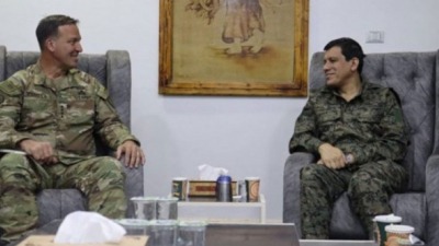 قائد العمليات الأميركية في الشرق الأوسط الجنرال مايكل "إريك" كوريلا خلال لقاء مظلوم عبدي (تويتر)