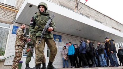 جنود في دونيتسك خارج وحدة تعبئة تابعة للانفصاليين (رويترز)