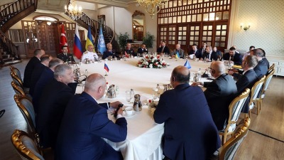 مسؤولين من تركيا وروسيا وأوكرانيا والأمم المتحدة لمناقشة نقل الحبوب العالقة في الموانئ الأوكرانية (الأناضول)