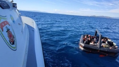مركب مطاطي على متنه طالبي لجوء أعادتهم اليونان إلى تركيا (الأناضول) 