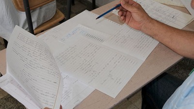 تصحيح أوراق امتحانات الشهادة الأساسية على ضوء الموبايل في حمص 