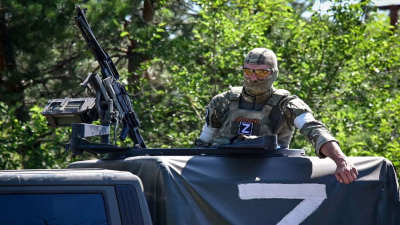 مقاتل من القوات المدعومة روسياً في دونباس (AFP)