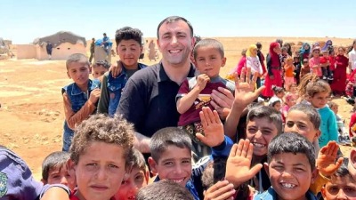 الشيف التركي محسون غوكتشور أثناء زيارته الشمال السوري (وسائل إعلام تركية)