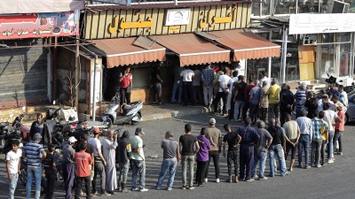 مواطنون لبنانيون ينتظرون في طابور طويل أمام مخبز في بيروت
