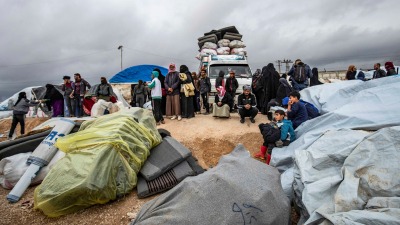 نازحون يحملون مقتنياتهم ويستعدون لمغادرة مخيم الهول - 16 تشرين الثاني 2020 - AFP
