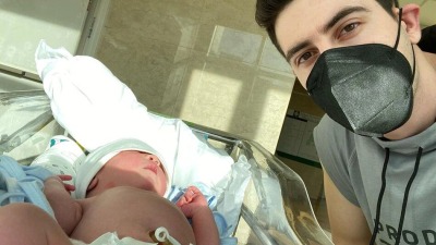 السوري باسل مناديلي برفقة مولوده الأول