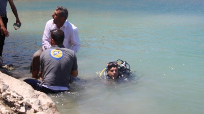 انتشال جثة شاب من بحيرة ميدانكي في مدينة عفرين شمالي حلب – 15 تموز 2022 (الدفاع المدني)