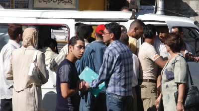سرفيس ينقل ركاباً في محافظة دمشق (الوطن)