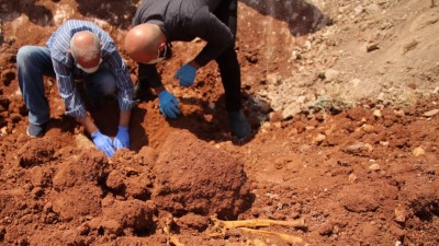 اكتشاف مقبرة جماعية قرب قرية ندّة شرقي اعزاز - 23 من آب 2022 (مكتب اعزاز الإعلامي)
