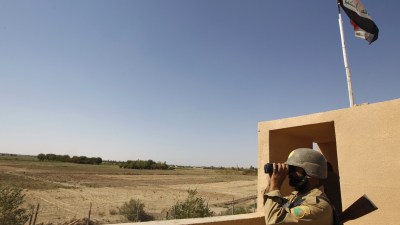 عنصر من حرس الحدود العراقية السورية (رويترز)