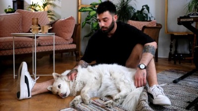 باسل أبو فخر برفقة كلبته ستيلا 
